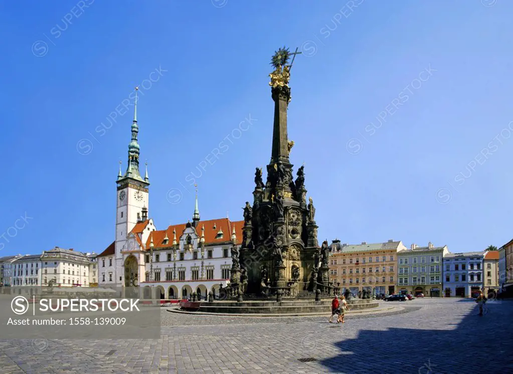 The Czech republic, Olmütz, Old Town, waiter-ring, trinity-column, town hall, passers-by, nags, Moravia, Olomouc, city, city view, houses, residences,...