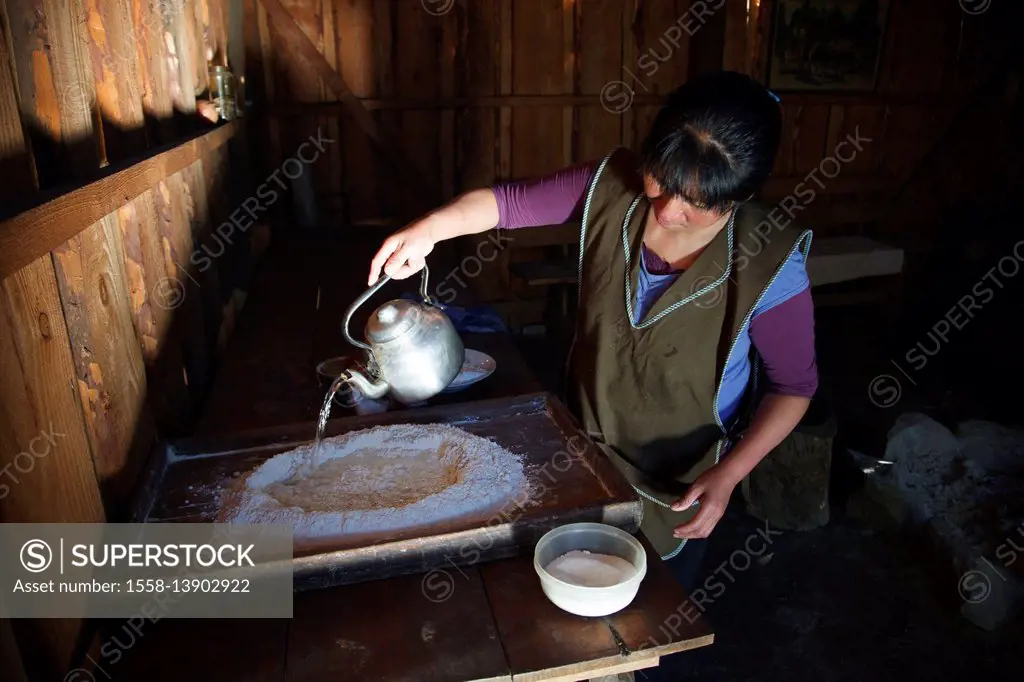 Chile, Araucania, Alto bio bio, Mapuche, woman, bread bake