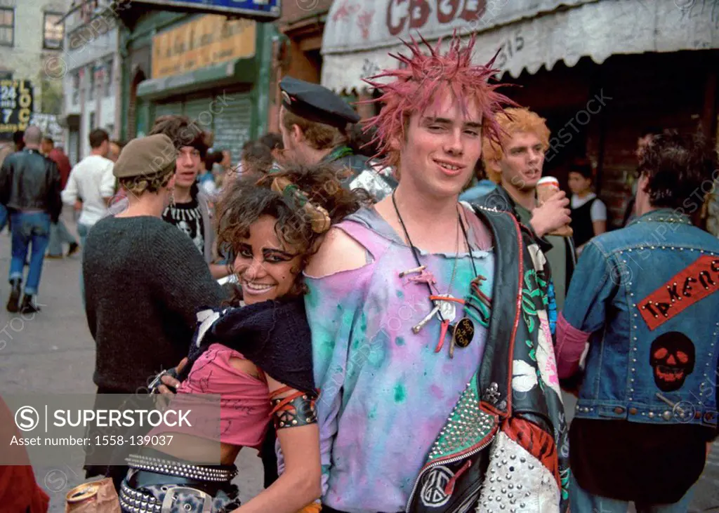 USA, New York city Manhattan street-scene passers-by punks, cheerfully, Streetlife, frolic scene, youth-scene people pair teenager young, friends, fli...
