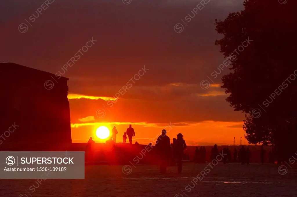 Spain, Madrid, Parque Del Oeste, viewpoint, visitors, silhouette, sunset,