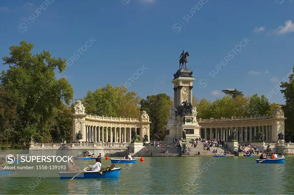 Spain, Madrid, city-park, Parque Del Retiro, park-visitors, lake, rowboats,