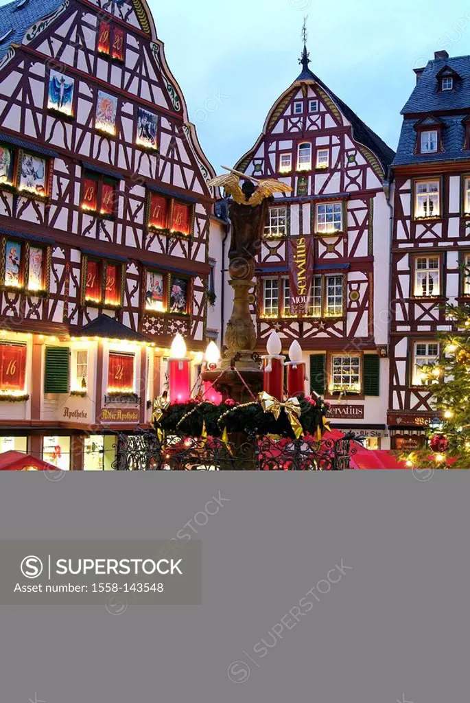Germany, Rhineland_Palatinate, Bernkastel_Kues, Christmas_market, market place, illumination, timbering_houses, wells, advent_calendar