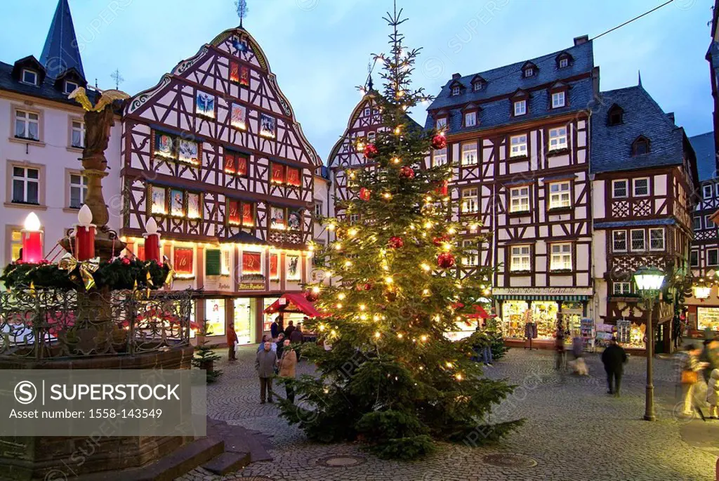 Germany, Rhineland_Palatinate, Bernkastel_Kues, Christmas_market, market place, illumination, timbering_houses,