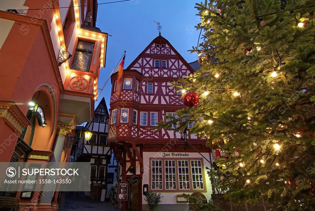 Germany, Rhineland_Palatinate, Bernkastel_Kues, Christmas_market, market place, illumination, timbering_houses, town hall