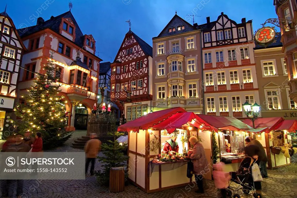 Germany, Rhineland_Palatinate, Bernkastel_Kues, Christmas_market, market place, illumination, timbering_houses, town hall