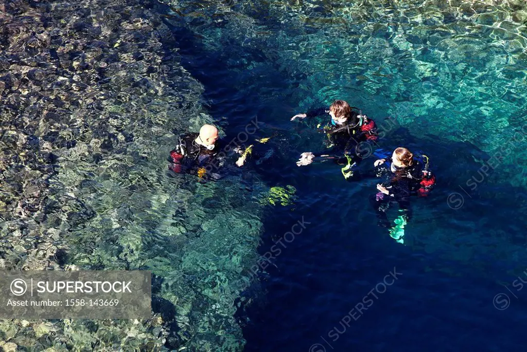 Maltese islands, island Gozo, Dwejra Bay, divers