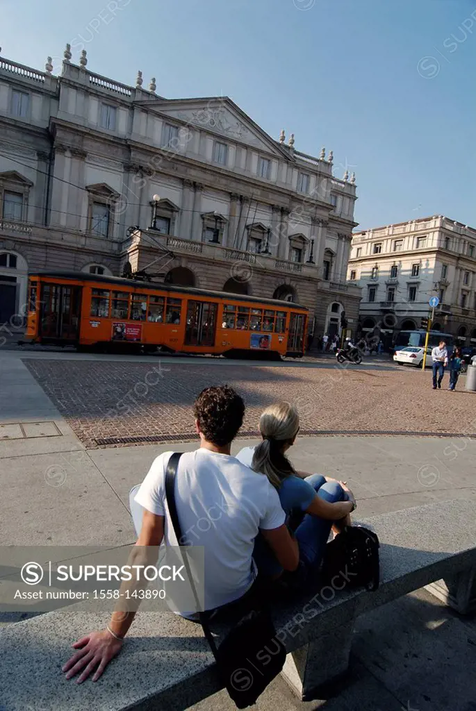 Italy, Milan, couple, young, Teatro alla Scala, piazza della Scala, tourists
