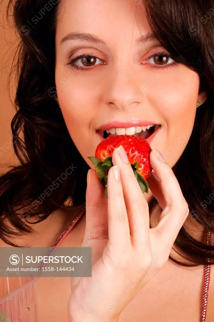 woman, young, strawberry, eating, portrait, broached, series, people, brunette, fruit, fruit, vitamin_rich, healthy, low_calorie, enjoys nutritional_c...