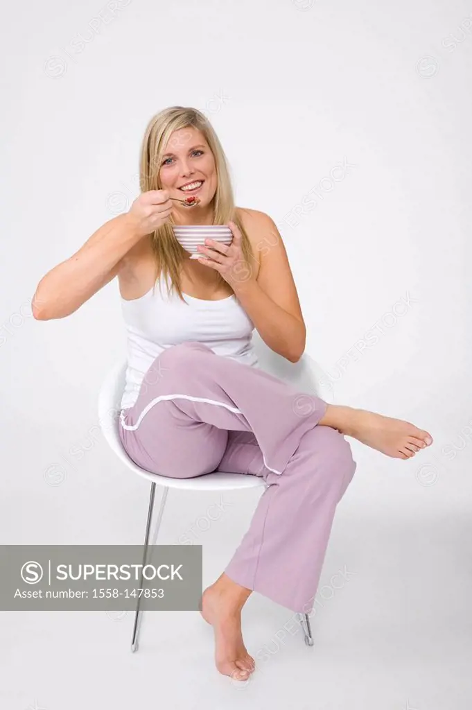woman, young, cozy, chair, sitting, muesli, eating, series, people, 30_40 years, blond, long_haired, stout, overweight, jogging pants, leisurewear, ba...