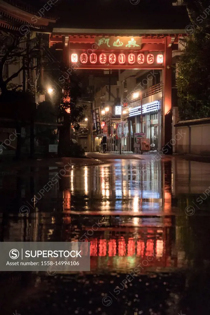 Asia, Japan, Nihon, Nippon, Tokyo, Taito, Asakusa, lanterns are reflecting in a puddle of rain