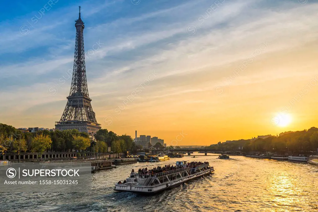 Sunset at the Eiffel tower, Paris