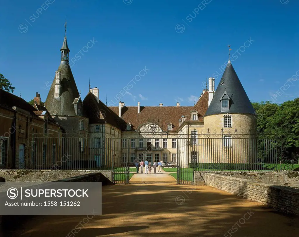 France, Burgundy, department Cote d´Or, Commarin, chateau de Commarin, visitors, buildings, construction, historically, palace, water_palace, bridge, ...