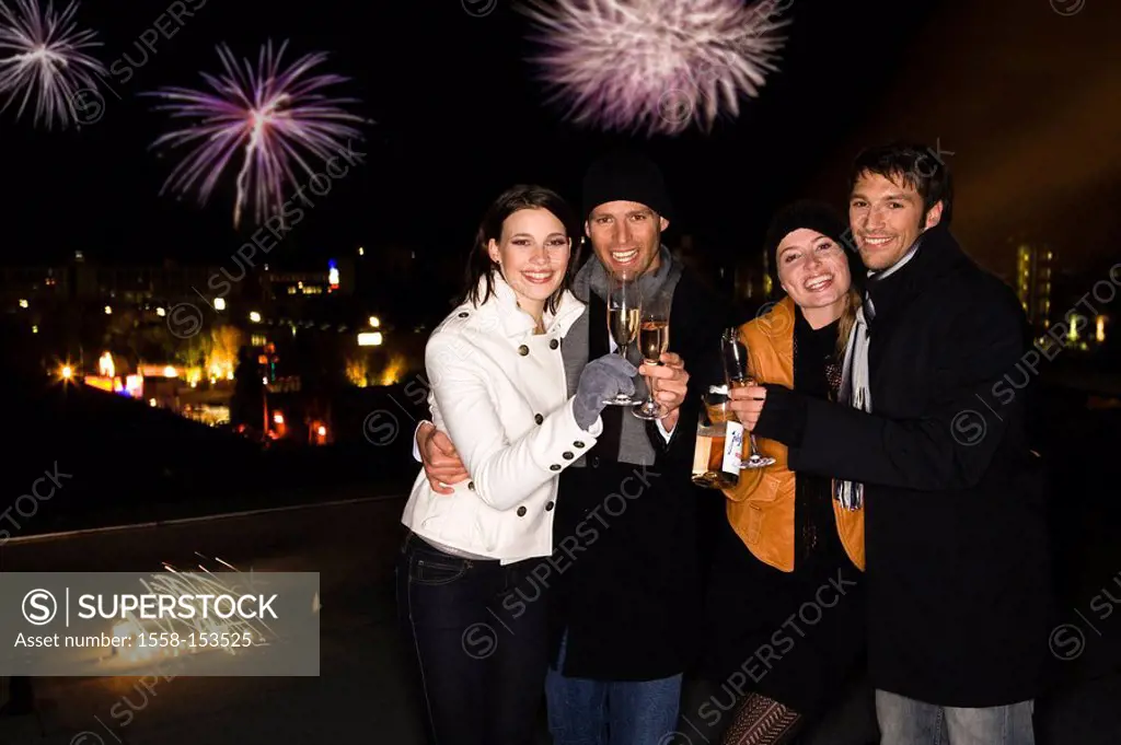 New Year´s Eve, fireworks, couple, chinking glasses, cheerfully, champagne glasses, group picture,