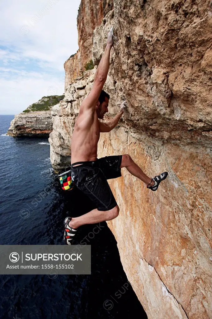 Miguel Riera, pro climbers, Spain, Majorca, Deep Water Soloing, rock wall, steep, sea,