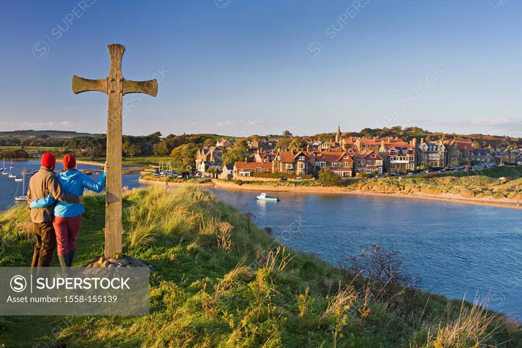 Great Britain, England, Northumberland, Alnmouth, city view, couple, rear view, stand