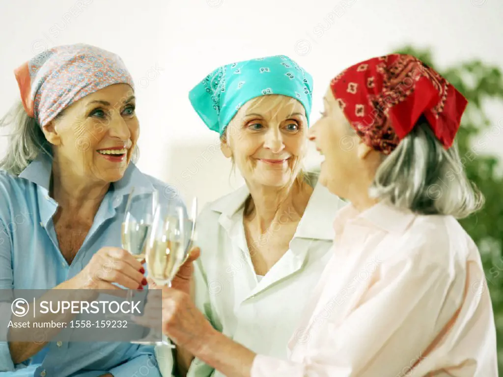 seniorside, headscarfs, sekt glasses
