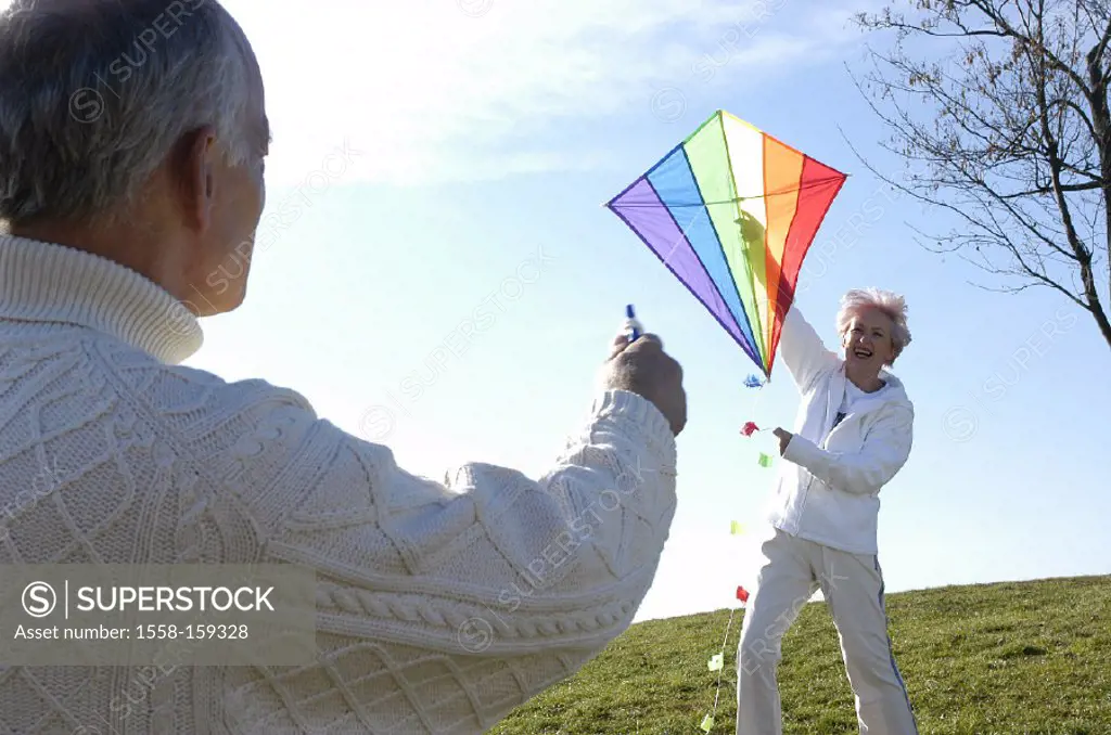 meadow, to fly a kite, senior couple