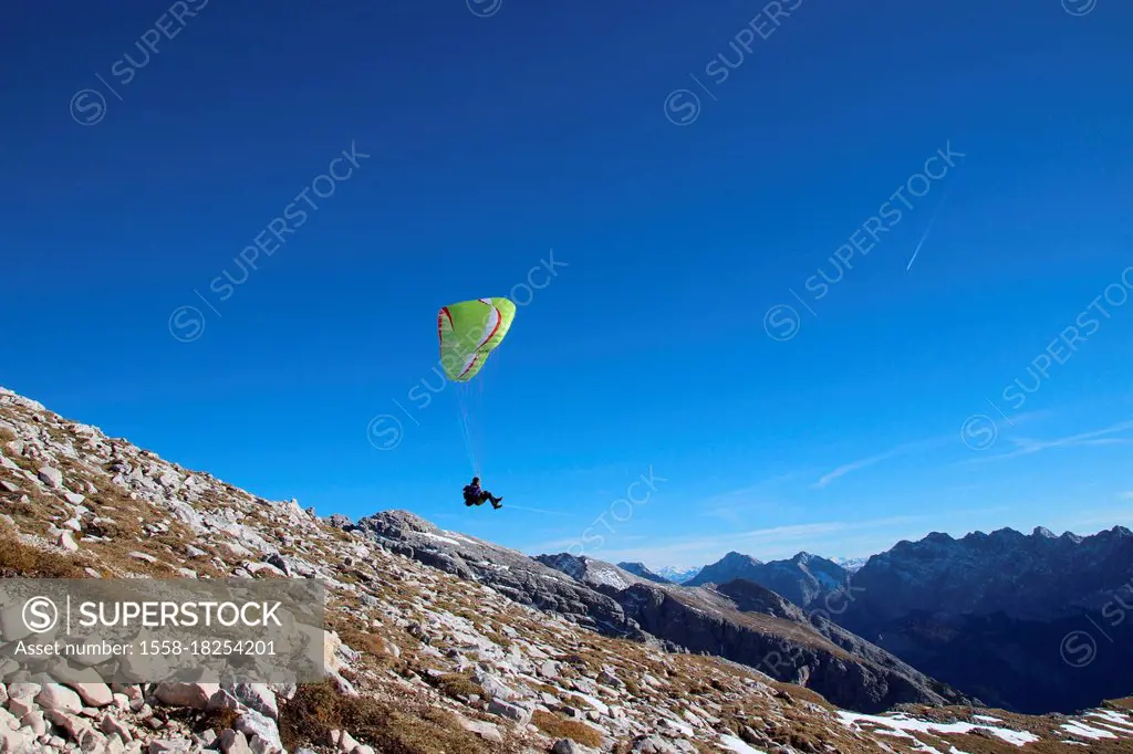 Hike to the Pleisenspitze (2569m), paraglider at the start, mountain tour, mountain hiking, outdoor