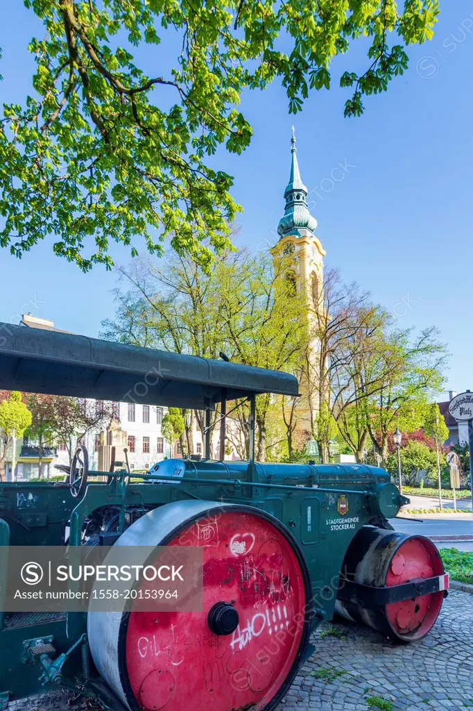 Stockerau, road roller in front of Automobil Museum, catholic parish church Stockerau, Donau region, Lower Austria, Austria