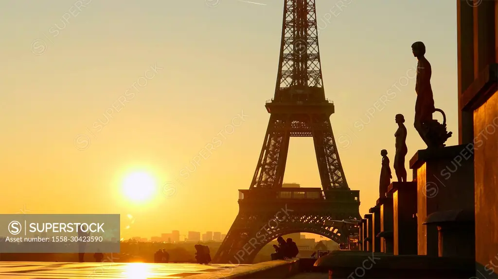 Tour Eiffel at sunrise, Paris, Ville de Paris, Ile de France, France