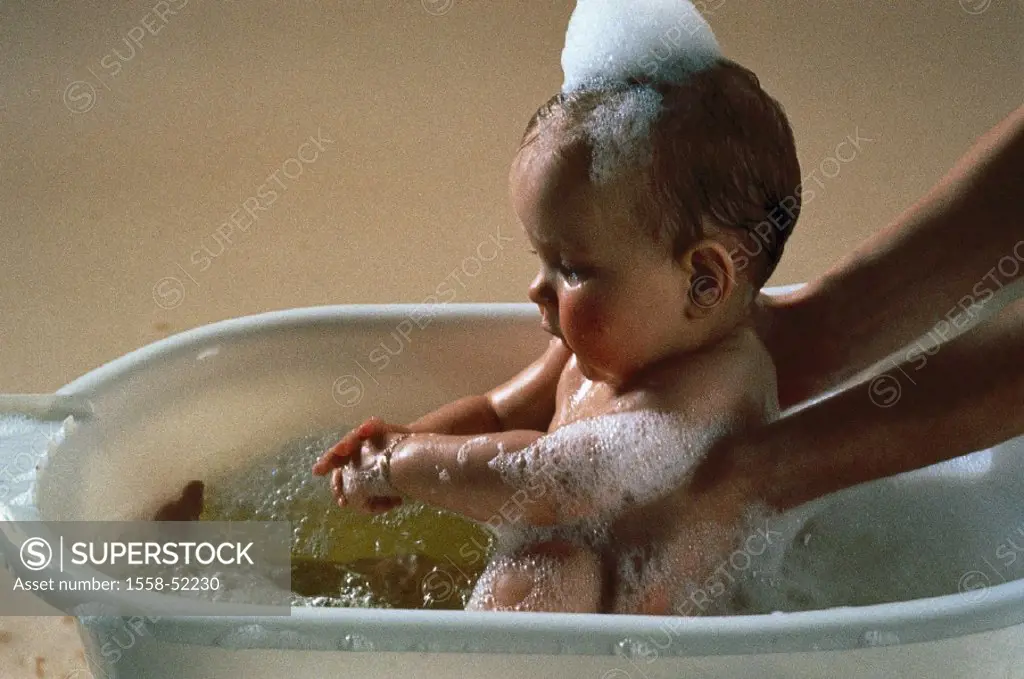 Baby tub, mother, detail, hands, baby, swims, indoors, at home, child, toddler, bath, bubble bath, tub, baby bath, foam, lather, baby care, care, hygi...