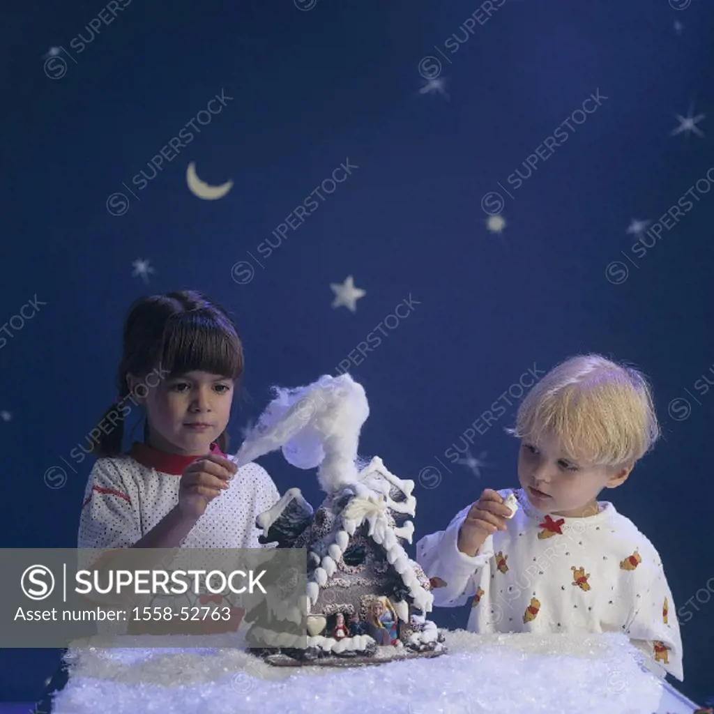Christmas, boy, girls, eats candy, gingerbread house, firmaments, , indoors, studio, Advent, Christmas time, Advent time, children, siblings, childhoo...