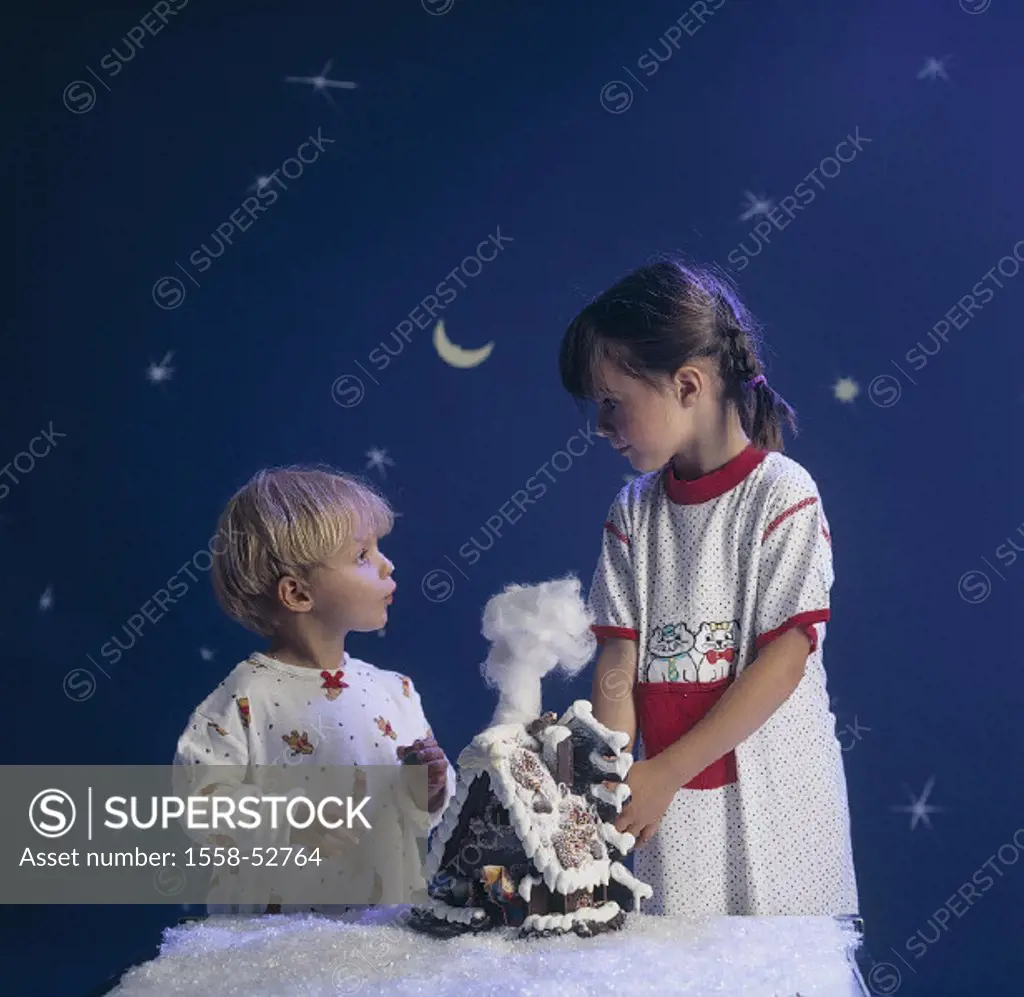 Christmas, boy, girls, eye contact, eat candy, gingerbread house, firmaments, , indoors, studio, Advent, Christmas time, Advent time, children, siblin...