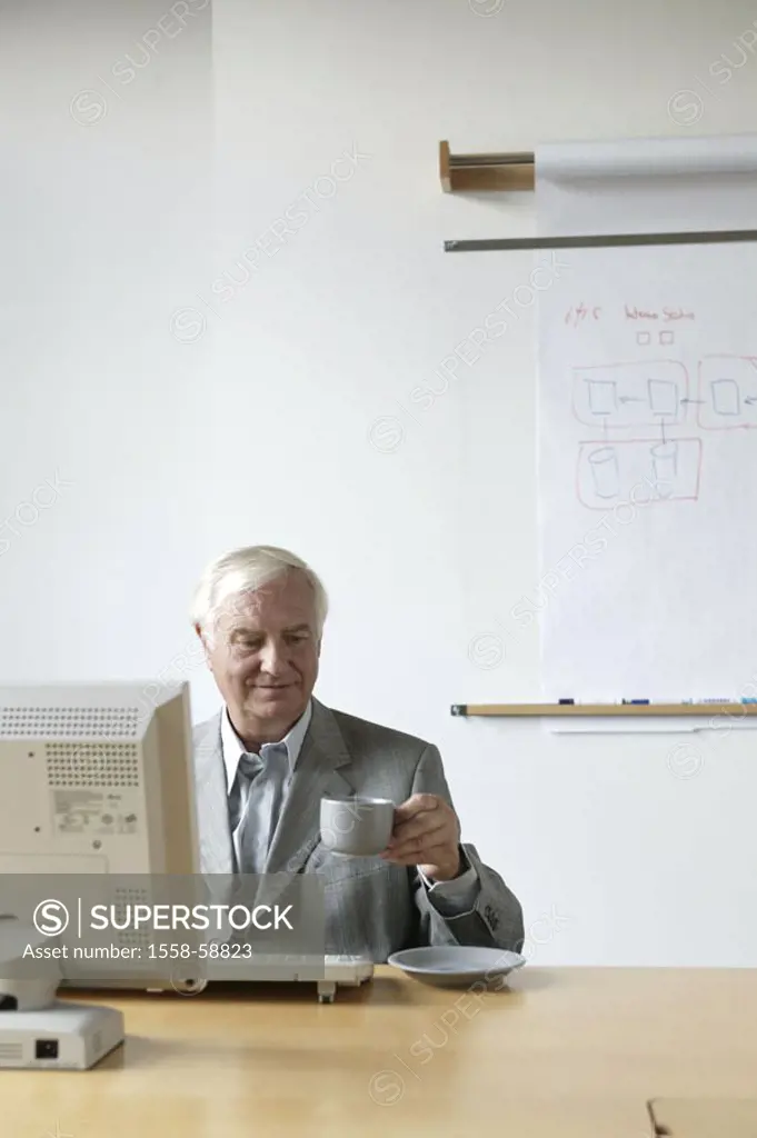 Office worker, coffee cup, holds,  Computer work, Halbporträt,  Office, Office, business, businessman, employee, advisors, man, senior, 60-70 years, s...