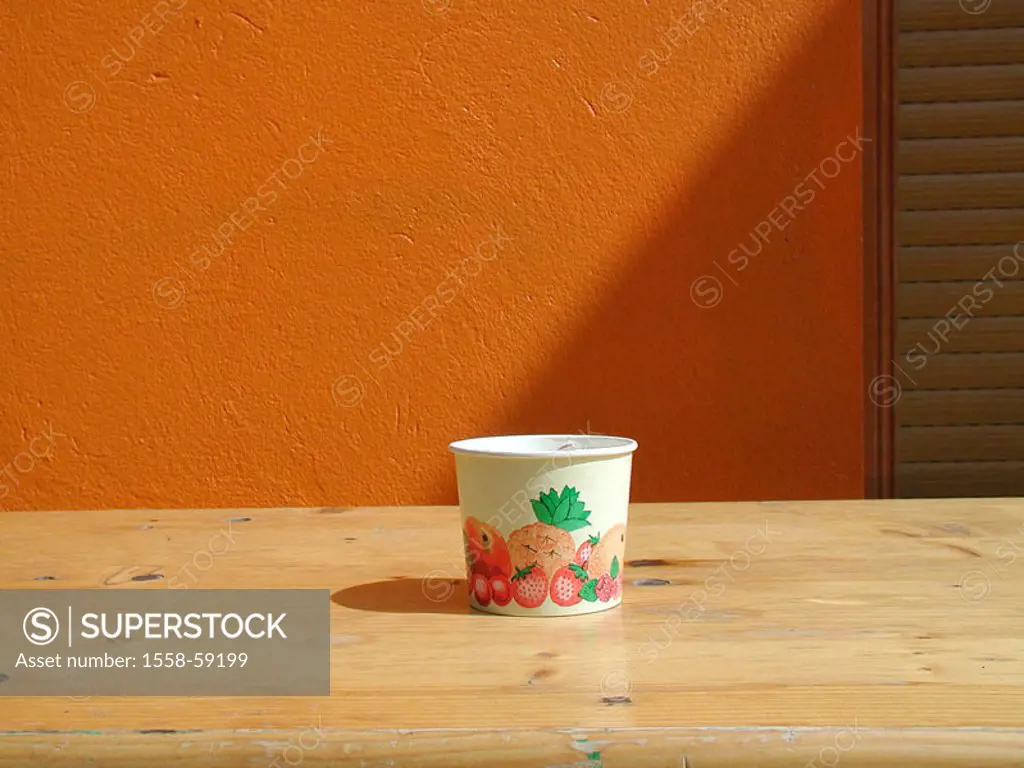 Wood table, sundaes, empty   Table, cup, ice, dessert, sweetly, sweet, sweetness, cup, paper cup, cardboard cup, garbage, waste, quietly life, fact re...