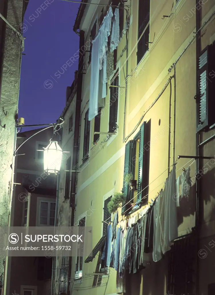 Italy, Ligurien, Levanto, alley, row of houses, laundry, dry,  Streetlight, evening, Europe, Southern Europe, Repubblica Italiana, North Italy, hang h...