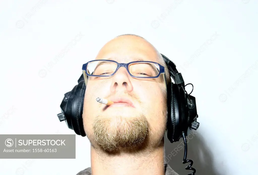 Man, young, bald head, headphones, cigarette, Portrait   Discjockey, disk jockey, DJ, musicians, type, 20-30 years, 30-35 years, head, bald-headed, ba...