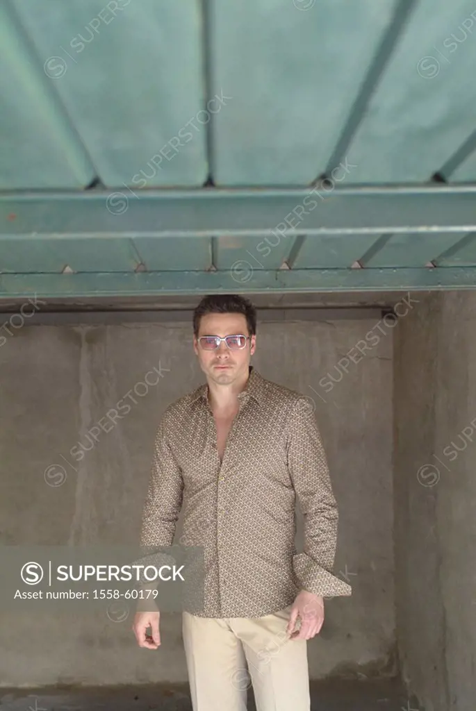 Man, carelessly, sun glass, gaze,  Camera, stand  Series, 20-30 years, 30-40 years, dark-haired, seriously, self-confidence, self-confidence, determin...