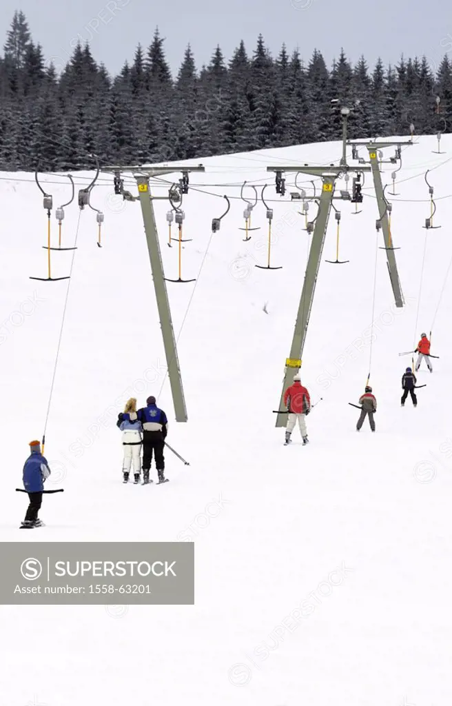 Skipiste, T-bar lift, skiers, view from behind  Skigebiet, elevator, ski lift, passenger transportation, winter sport, skiing, Snowboarden, alpine ski...