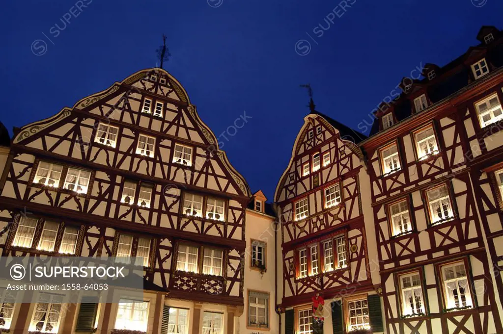 Germany, Rhineland-Palatinate,  Bernkastel-Kues, market place,  timbered houses, evening,  Mosalee valley, city, historically, buildings, lights, mood...
