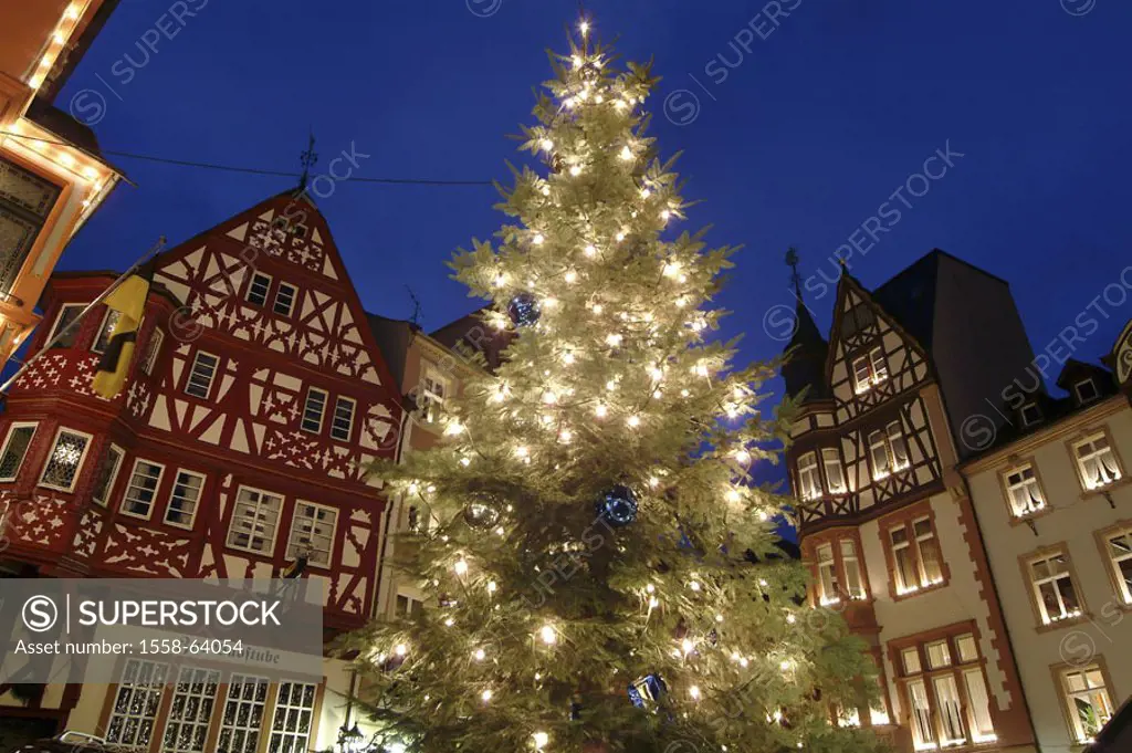 Germany, Rhineland-Palatinate,  Bernkastel-Kues, market place,  Christmas tree, evening,  Mosalee valley, city, historically, buildings, timbered hous...
