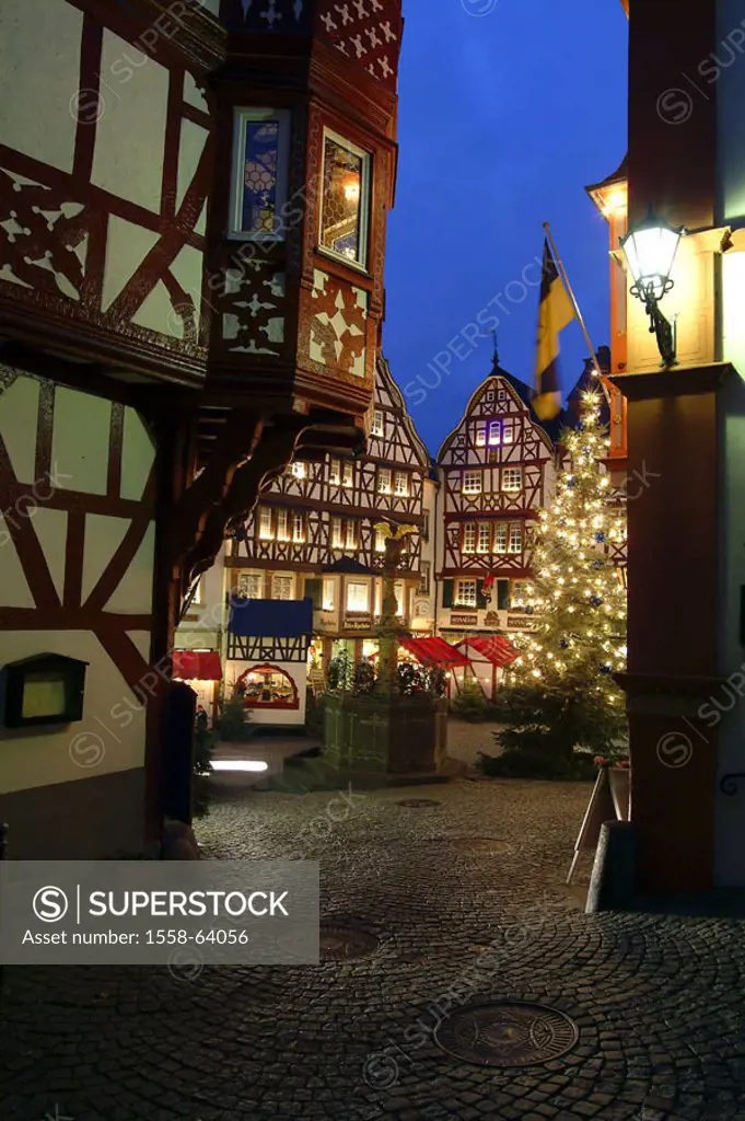 Germany, Rhineland-Palatinate,  Bernkastel-Kues, market place,  Christmas tree, evening,  Mosalee valley, city, historically, buildings, timbered hous...