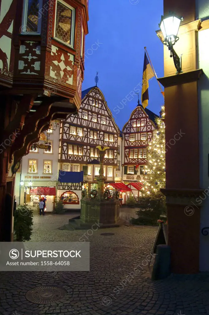 Germany, Rhineland-Palatinate,  Mosalee valley, Bernkastel-Kues, market place,  Michael wells, Christmas tree, evening  City, historically, buildings ...
