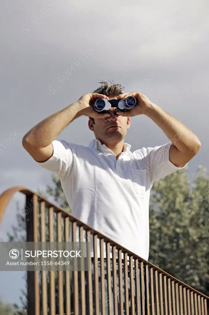 Man, gaze binoculars, hand-rails,  outside, Halbporträt  24 years, 20-30 years, observing, discovers, control, spies, farsightedness, outlook, interes...