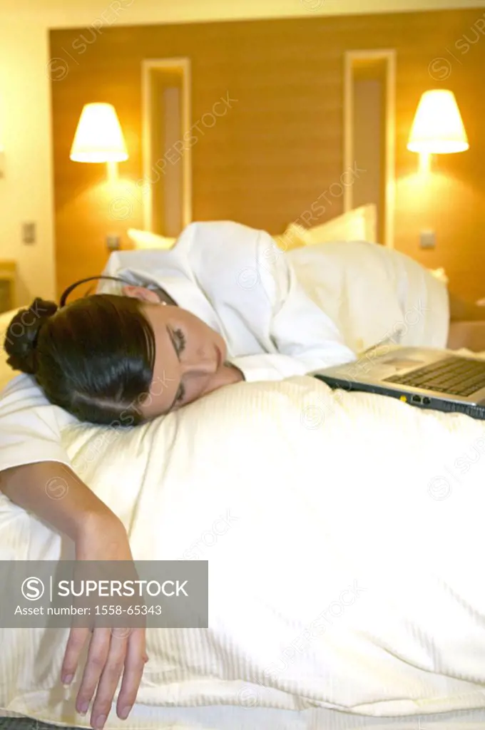 Hotel rooms, businesswoman, bed, lie,  Laptop, falls asleep, truncated  Series, hotel, 30-40 years, woman, outfit, vacationer, tourist, hotel guest, c...