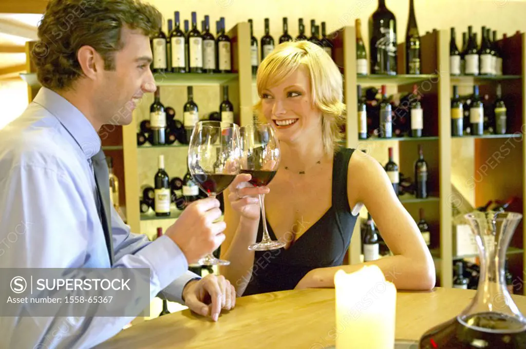 Bar, couple, red wine glasses, Gaze contact, flirt,  20-30 years, 30-40 years, partnership, relationship, Red wine, drinks, bumps, falls in love, love...