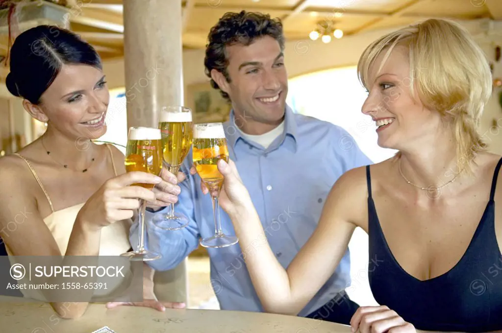 Locally, bar, women, man, beer glasses, bumps, cheerfully, flirt  Series, 30-40 years, going out, beverage, alcohol, beer, Pils, drinks, laughing, joy...