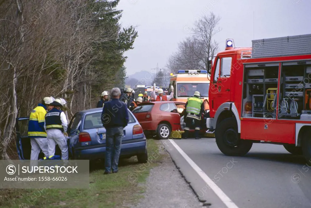 Road accident, accident place, Notarztteam, Firefighters, rescue, rescue, only editorially! Germany, B2, Mittenwald-Scharnitz, street, accident, traff...