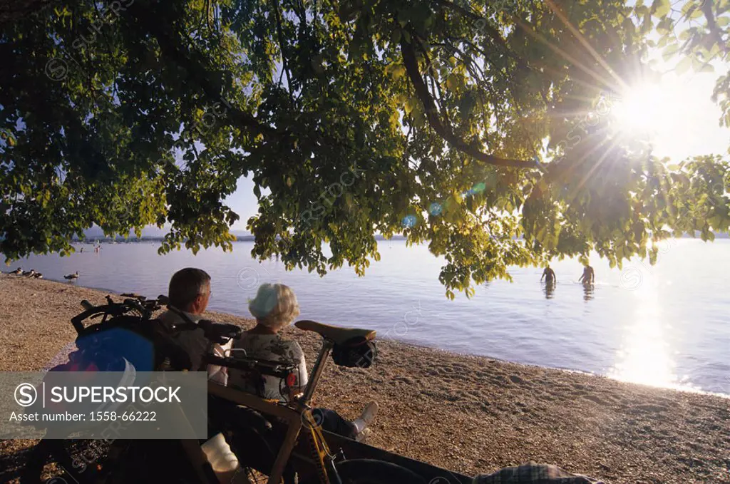 Germany, Upper Bavaria, star salvors Sea, Ambach, shores, Parkbank, Cyclists, rest, view from behind, back light, Europe, Bavaria, shores, couple, Rad...