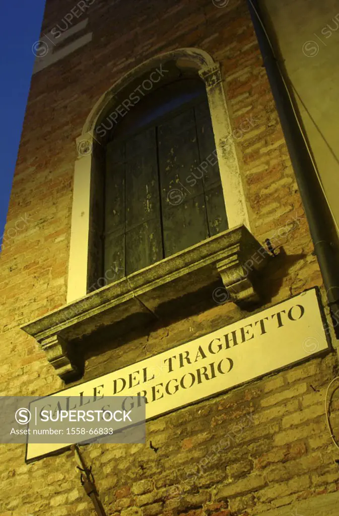 Italy, Venice, buildings, sign, Stroke ´Calle Del Traghetto  S.Gregorio´, illumination, evening Europe, Venetien, lagoon city, landing place, stop, wa...
