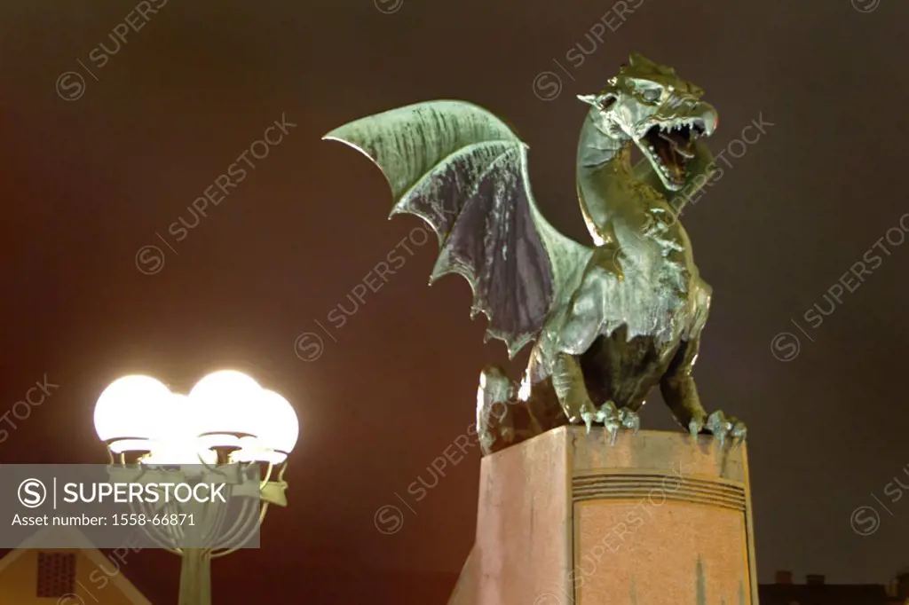 Slovenia, Ljubljana, Drachenbrücke, Bronze sculpture ´dragon´, lantern, Night Central Europe, Europe, bridge, ´Zmajski cider´, figure, bronze figure, ...
