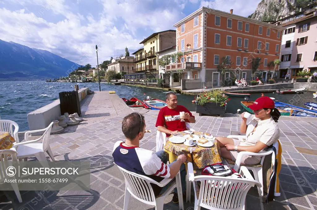 Italy, Trentino, Lake Garda, lime, Harbor, street cafe, guests  Men, woman, tourists, 30-40 years, boats, pub, cafe, people, tourism, gastronomy, coff...