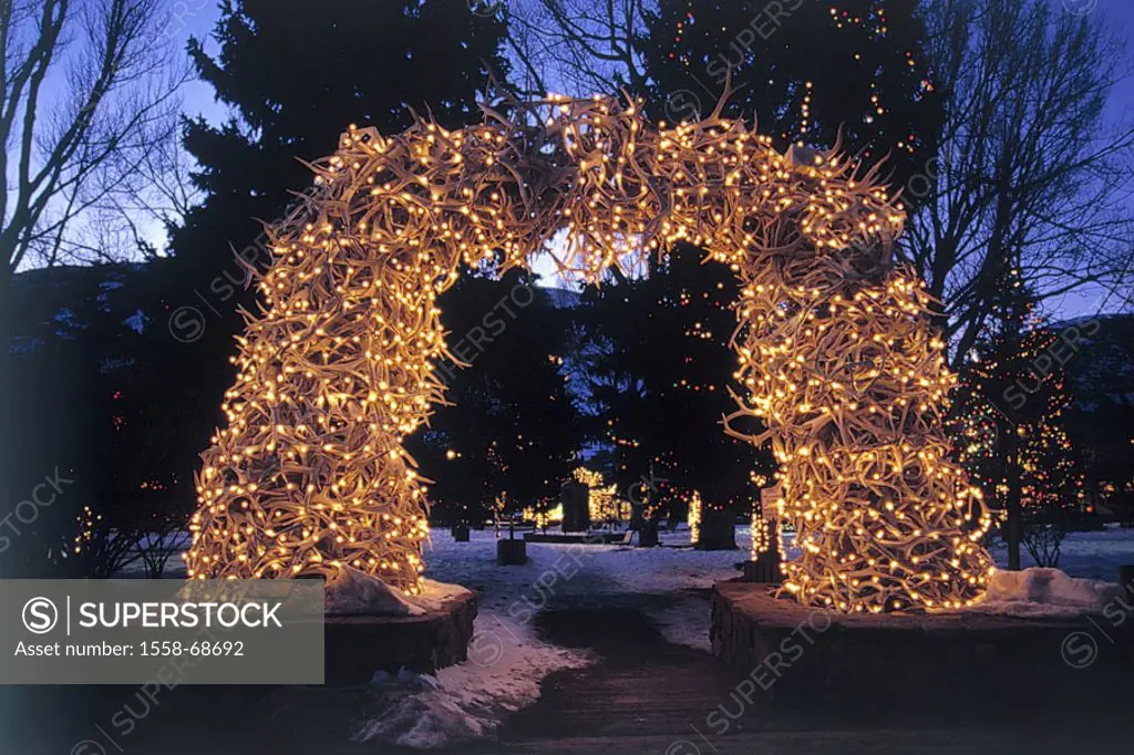 USA, Wyoming, Grand Teton  National park, Jackson Hole, Ortseingang, Elk horn bow, Christmas illumination, Reservation, place, entrance, archway, bow,...