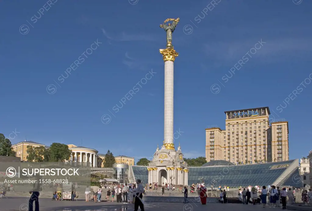 Ukraine, Kiev, independence place,  Memorial column, passer-bys,  Europe, Eastern Europe, capital, sight, downtown, venue, place of the independence, ...