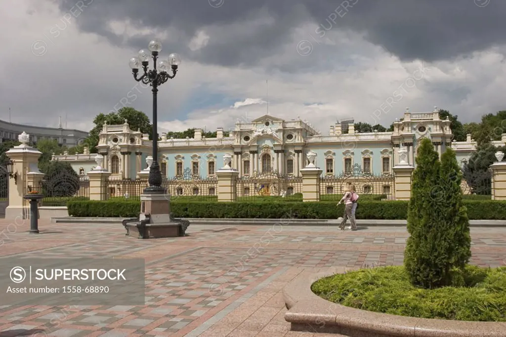 Ukraine, Kiev, Marie palace, passer-bys,   Europe, Eastern Europe, capital, sight, palace, Czarina Elisabeth I, built 1752, czar palace, seat of gover...