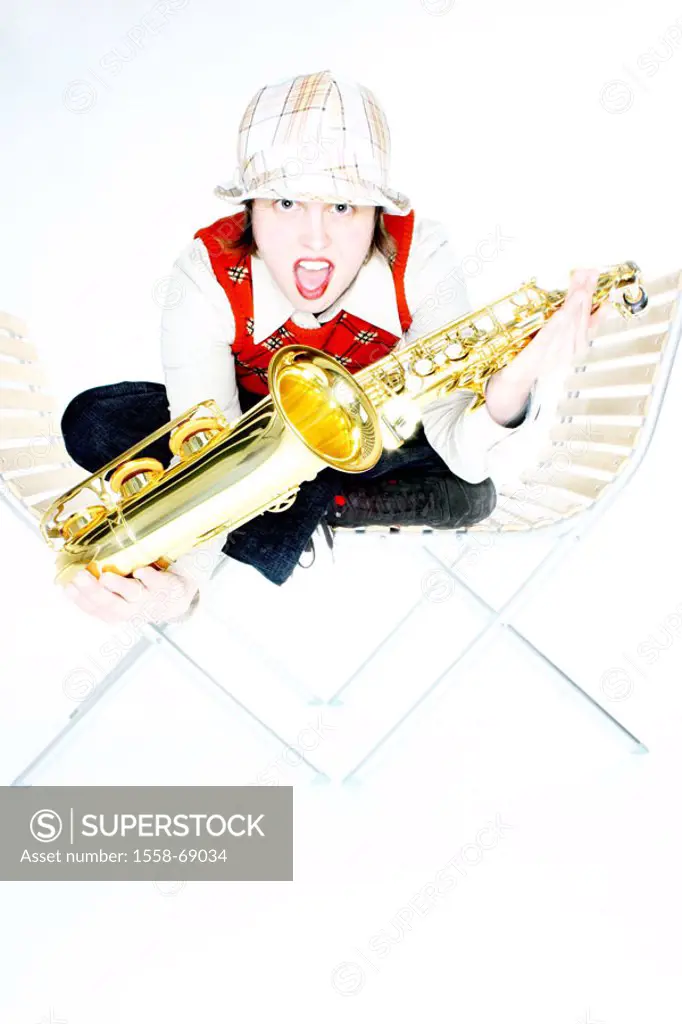 Woman, young, saxophone, yells,  Garden chairs, sits  Series, 20-30 years, youth, youthful, musician, music, instrument, talent, hat, headgear, Pullun...